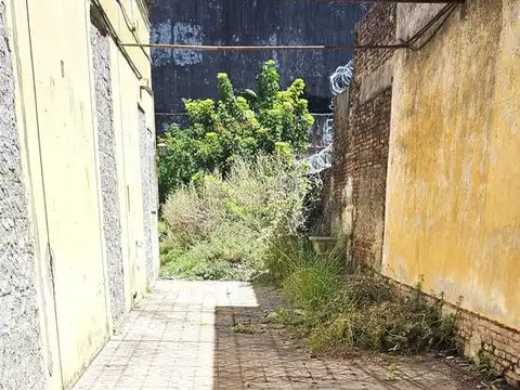 Venta Casa en Parque Chacabuco sobre lote propio. 4 Ambientes