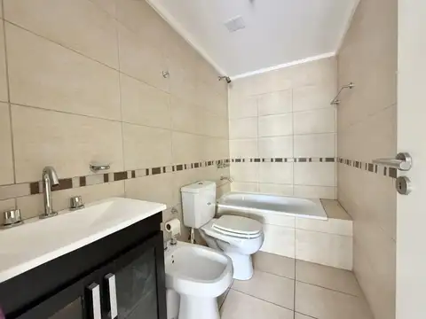 Departamento monoambiente con cochera semicubierta.