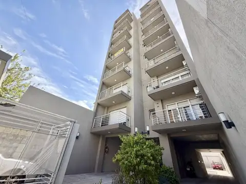 Departamento monoambiente con cochera semicubierta.