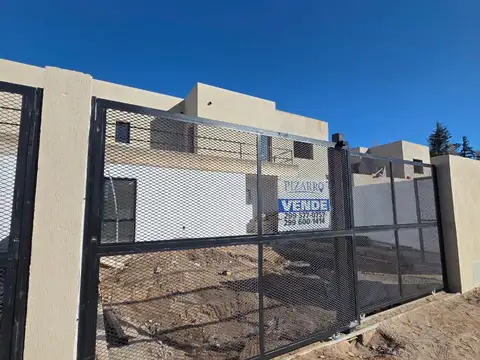 Venta Dúplex tres dorm. Patio y Parrilla en zona Confluencia