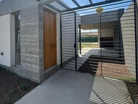 Casa en Barrio Don Mateo, 3 dormitorios, pileta.-