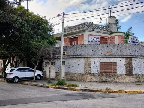 Casa en Venta 4 Ambientes con Garage, Parrilla + Terraza