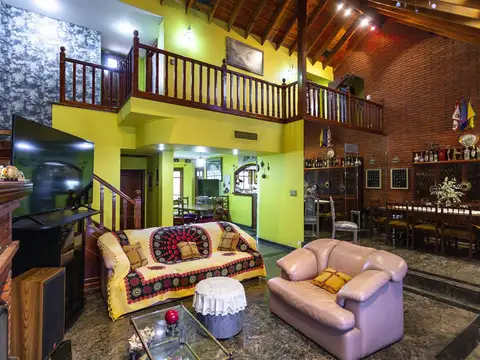 Casa en Venta con 2 cocheras