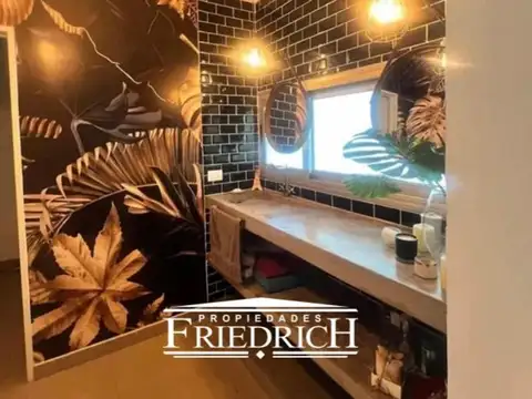 Casa en Venta con 6 cocheras