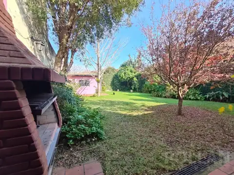 IMPECABLE CASA SOBRE LOTE PROPIO DE 4 AMBIENTES CON COCHERA Y GRAN JARDIN EN MUNRO