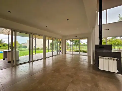 Casa en Venta con 3 cocheras