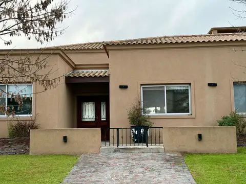 Casa 4 ambientes con 3 baños
