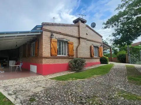 Casa quinta a la venta en Villa Parque Siquiman. (C460)