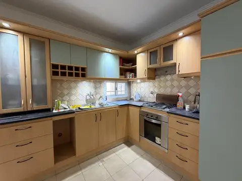 Casa 6 ambientes con 2 baños
