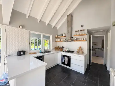 Casa 5 ambientes con 4 baños