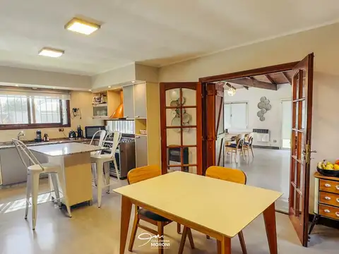 Casa 4 ambientes con 2 baños