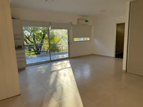 Alquiler moderno y luminoso monoambiente con balcón terraza en 2do piso por escalera