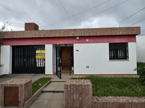 CASA EN VENTA APTO CREDITO 3DORMITORIOS COCHERA PATIO CESPED
