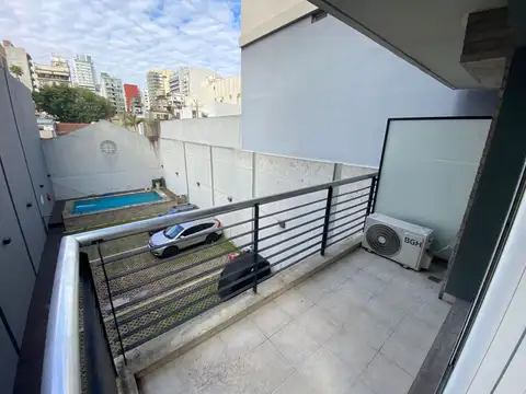 Momoambiente con balcon en edificio con amenities