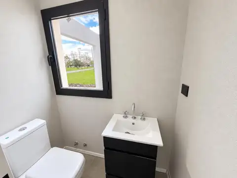 Casa 4 ambientes con 3 baños