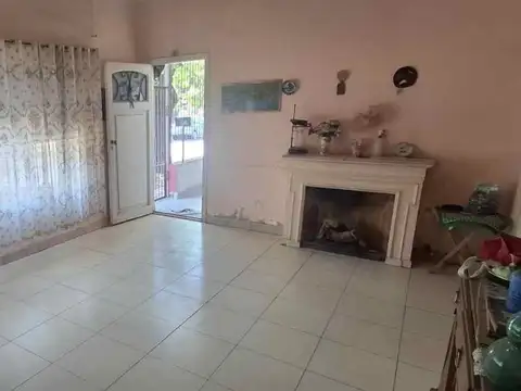 VENTA CASA DOS AMBIENTES EN MERLO CON PATIO Y COCH