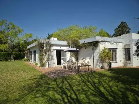 CASA 5 AMBIENTES EN VENTA EN BARRIO LINKS PILETA