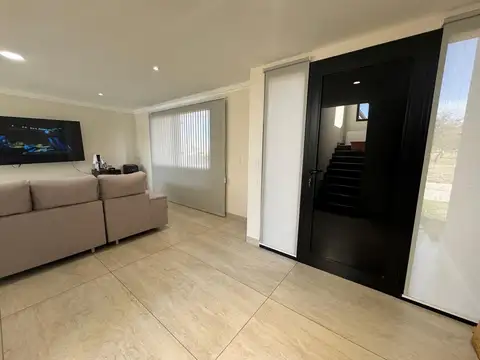 Casa 5 ambientes con 4 baños