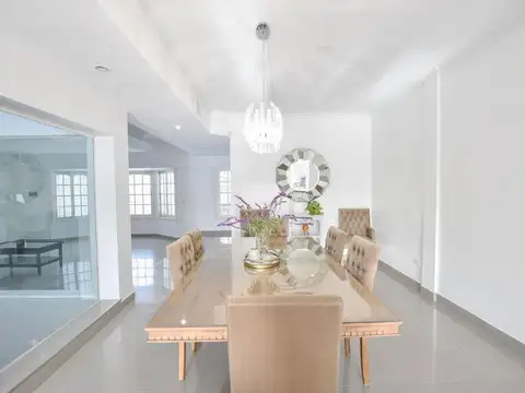 Casa en Venta con 2 cocheras