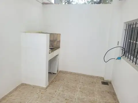 Moderna Casa de pasillo 2 dormitorios en alquiler Rosario