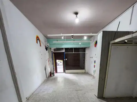Local en Alquiler en Parque Chacabuco, $ 800.000