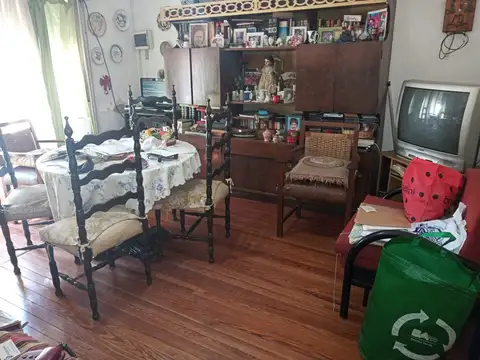 CASA EX MUNICIPAL 5 AMBIENTES C/ PATIO A RECICLAR. EXCELENTE UBICACION.