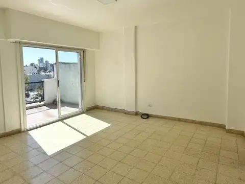 LUMINOSO AMBIENTE CON BALCÓN TERRAZA EN EXCELENTE UBICACION