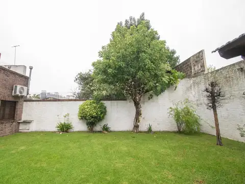 VENTA CASA CATEGORIA DE 5 AMBIENTES CON JARDÍN Y 2 COCHERAS - RAMOS MEJÍA - APTO CREDITO Y PERMUTA !