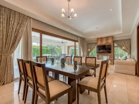 Casa en Venta con 2 cocheras