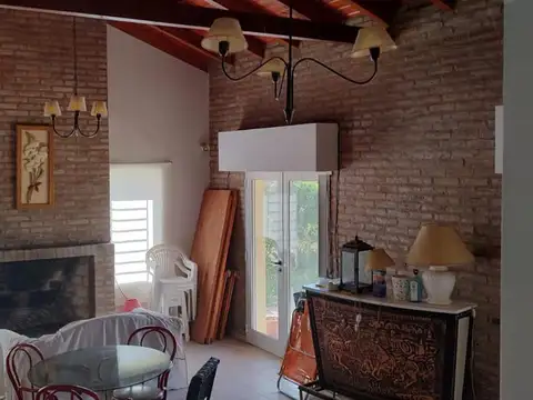 Los Nardos al 200. Barrio Real Casa quinta con pileta