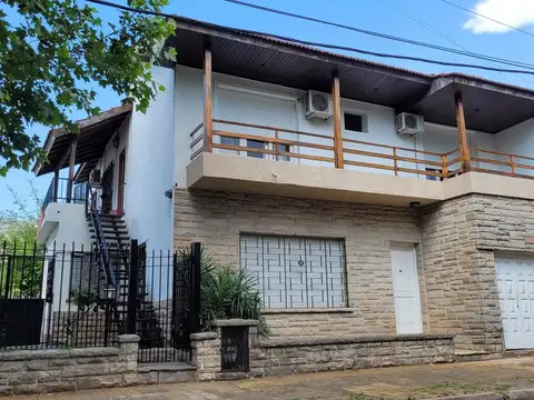 Casa en dos plantas con garaje y patio en Venta- Morón