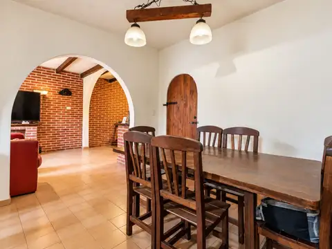 Casa 5 ambientes con 2 baños