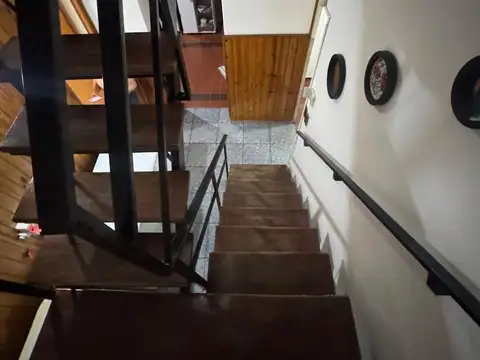 Casa 6 ambientes con 2 baños