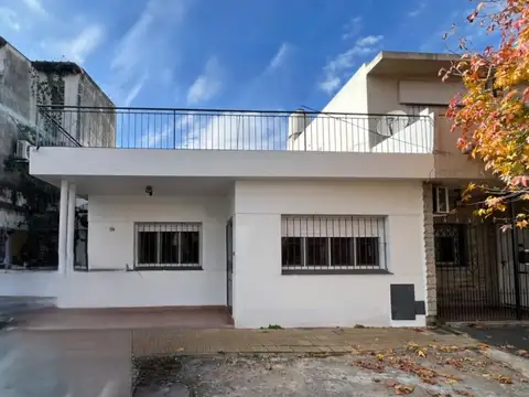 *CASA PH DE 3 AMB. AL FRENTE INDEPENDIENTE CON PATIO, LAVADERO Y TERRAZA
