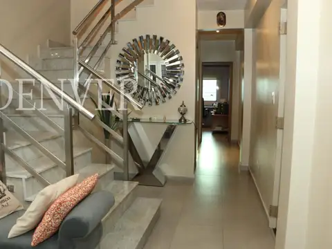 Casa en Venta con 4 cocheras