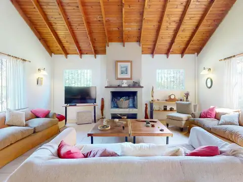 Casa de 3 dormitorios sobre lote de 3.000 mts en venta en Villa Elisa