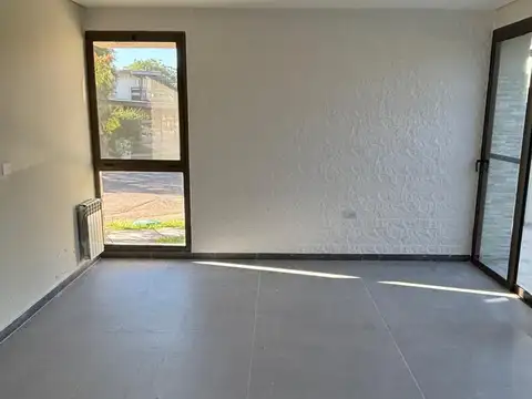Casa en Alquiler con 2 cocheras