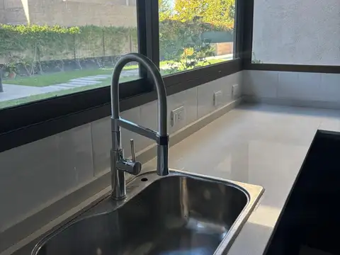 Casa 7 ambientes con 4 baños