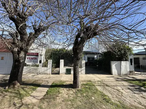 Casa en Venta de 2 dormitorios, parque, quincho y lavadero. Centro Zarate