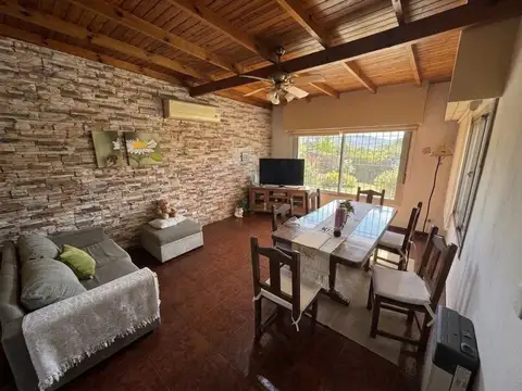 VENTA CASA 3 AMBIENTES EN BURZACO CON JARDIN
