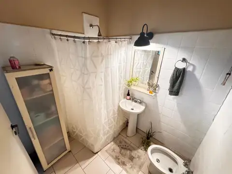 VENTA CASA 3 AMBIENTES EN BURZACO CON JARDIN
