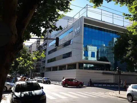 TRES AMPLIOS AMBIENTES AL FRENTE DOBLE BALCON Y COCHERA FIJA CUBIERTA