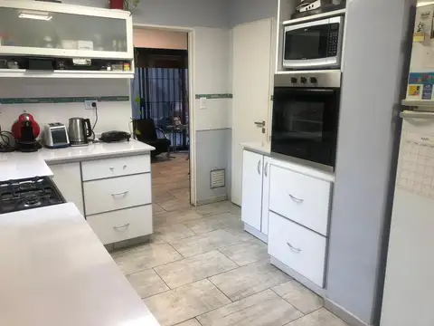 7 ambientes , 5 dormitorios cochera y balcón 