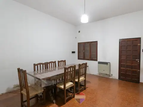 Casa 4 ambientes con 2 baños