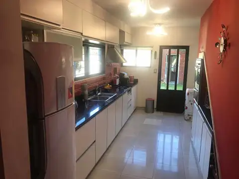 Casa- Venta - 4 amb con parque y piscina. V Ballester