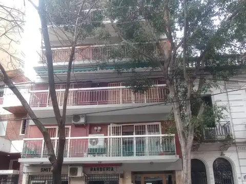 AMPLIO TRES AMBIENTES AL FRENTE CON BALCÓN, BAÑO Y TOILETE!
