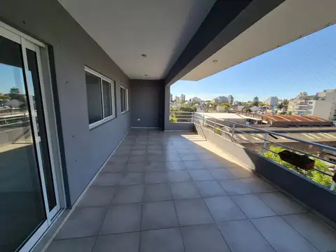 Departamento 4 ambientes con toillet, baños, balcon terraza y cochera