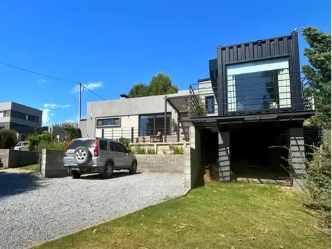 Casa Nueva en Paseo de la Ribera(Rio Quequén margen Necochea) y Calle 86 Bis