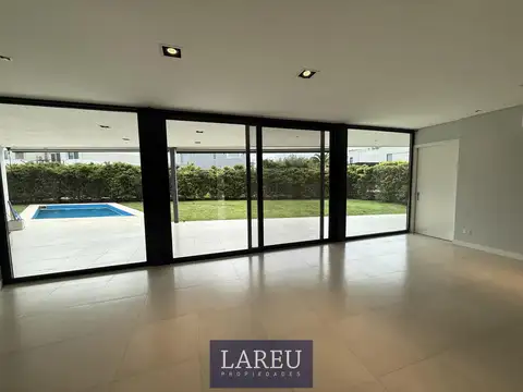 Casa 5 ambientes con 4 baños