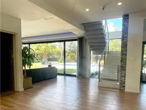 Casa en Alquiler con 2 cocheras